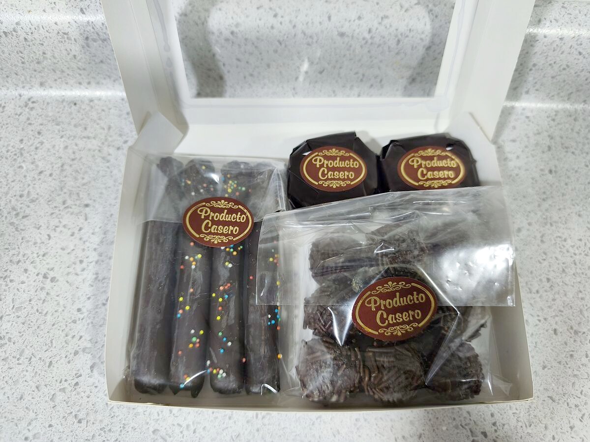 Caja regalo surtida con cuchuflís, alfajores y brownies