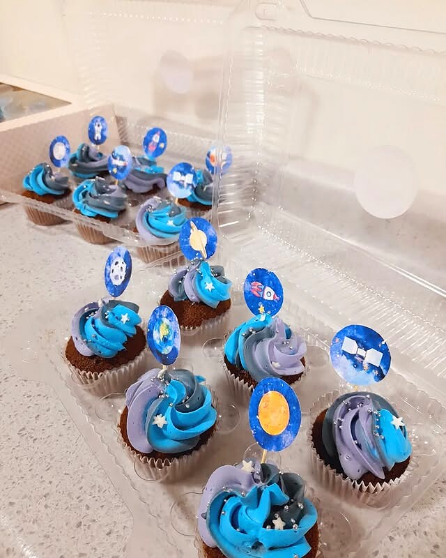 Cupcakes temáticos universo decorados a mano para cumpleaños