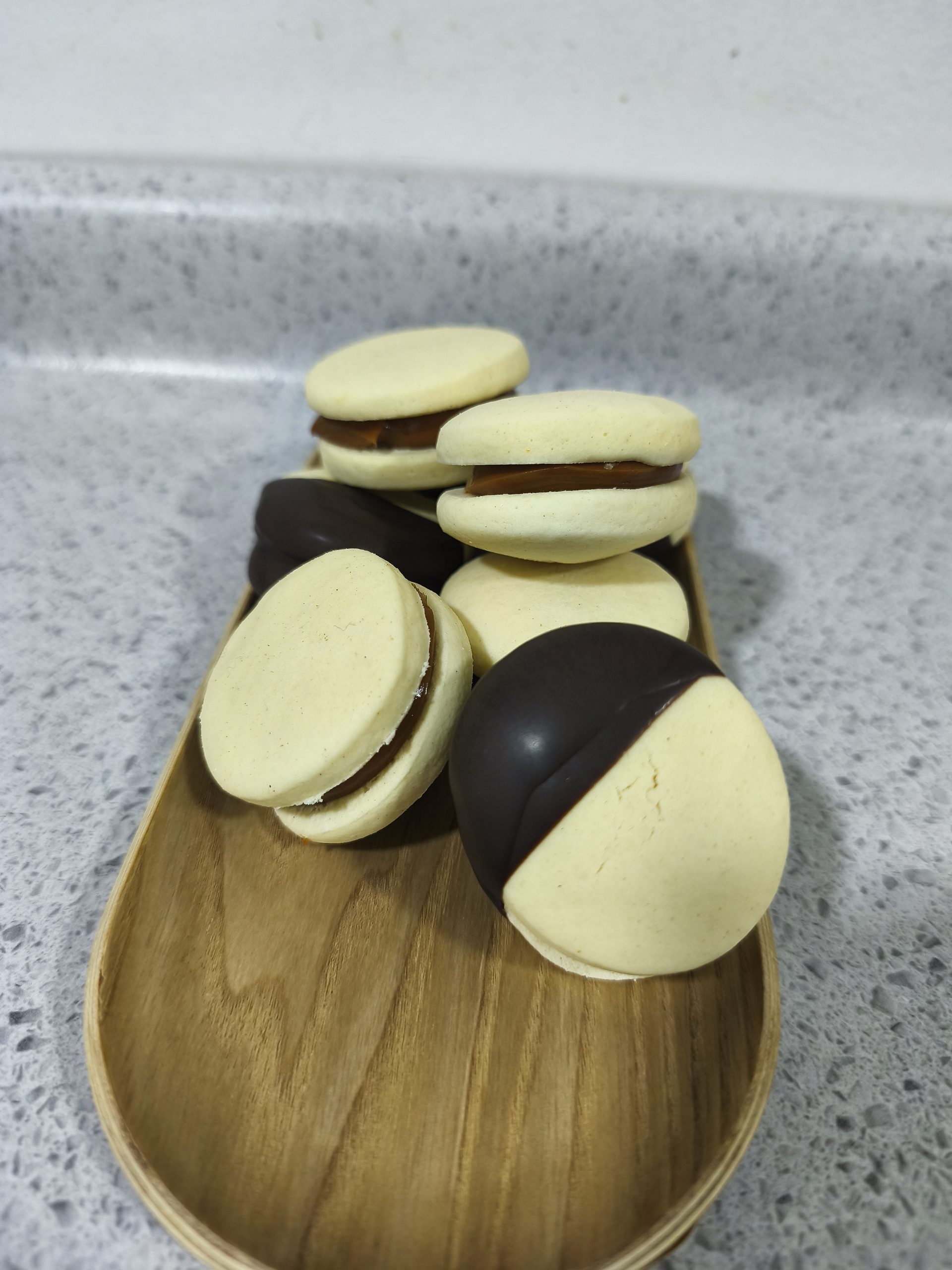 Alfajores bañados en chocolate semi amargo